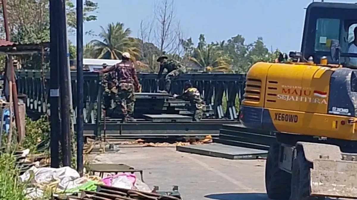 DIRAKIT: Jembatan Saka Harang di Mantuil yang ambruk kini dalam penanganan. Pemko Banjarmasin bekerja sama dengan TNI membangun  jembatan Bailey sebagai akses sementara bagi masyarakat. DPRD mendorong pembangunan jembatan permanen segera direalisasikan.