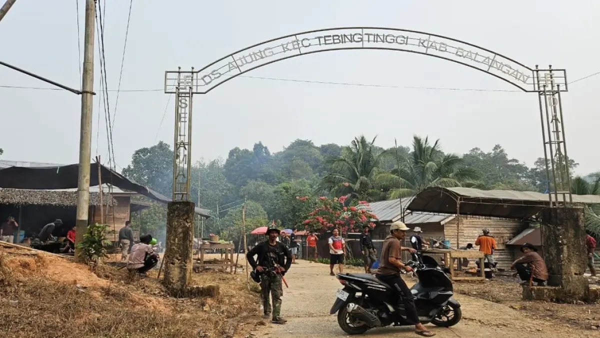 DIJAGA: Suasana salah satu kawasan jalur pendakian Gunung Hauk di Desa Ajung, Kecamatan Tebing Tinggi. Pengelola menghentikan sementara aktivitas pendakian guna menghormati ritual aruh adat serta menghindari risiko keselamatan akibat kabut asap sisa karhutla. 