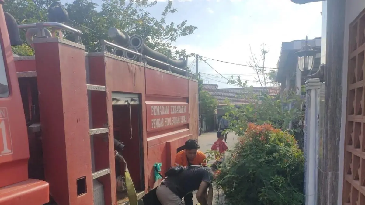 Anggota TRC BPBD dan Support dari PDAM Amuntai, menyalurkan bantuan air ke rumah warga Desa Palimbangan Kecamatan Haur Gading. (Foto: BPBD)