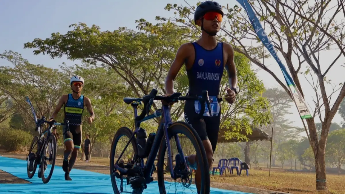 BERLAGA: Para atlet berlaga dalam Kejuaraan Provinsi (Kejurprov) Triathlon Kalimantan Selatan 2026 di Kebun Raya Banua, Banjarbaru. (M Idris Jian Sidik)