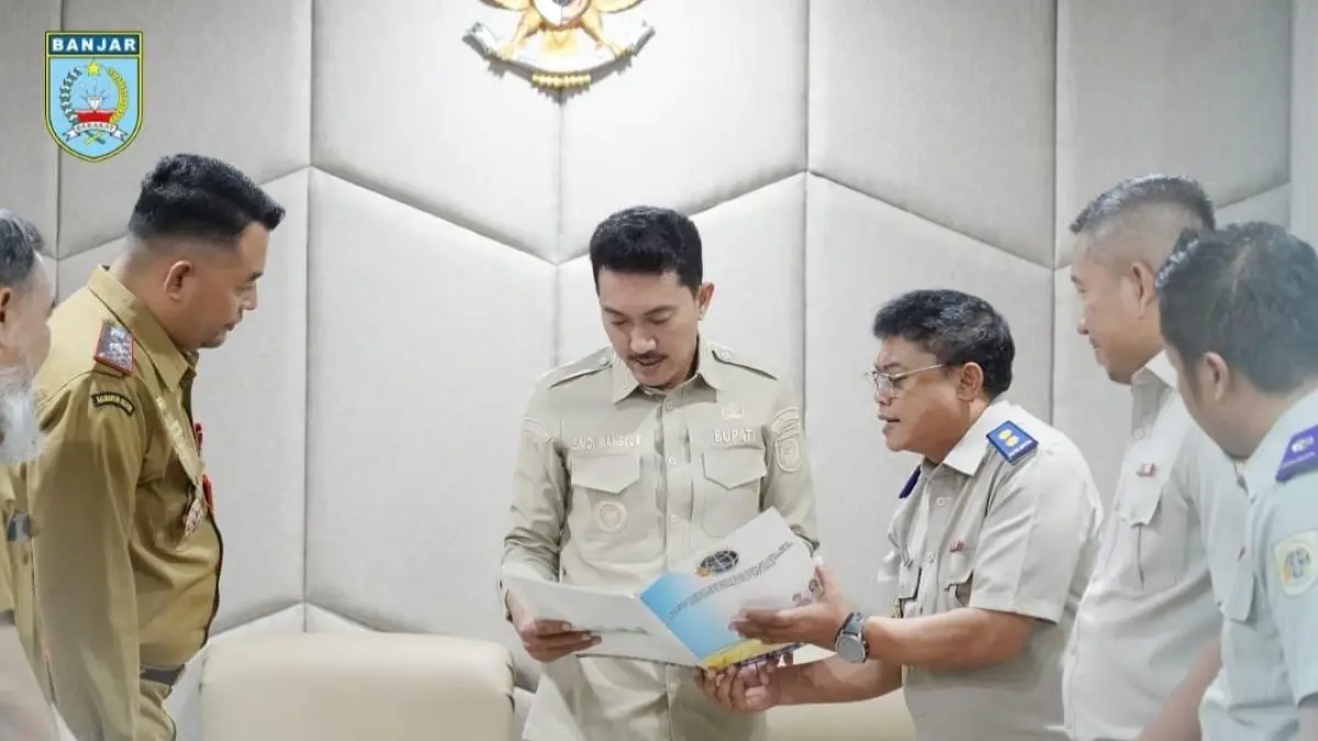 Bupati Banjar H Saidi Mansyur menerima audiensi Kanwil BPN Provinsi Kalsel terkait rencana penyerahan 40 sertifikat tanah gratis bagi MBR di Kabupaten Banjar, Senin (31/8/2026). (PROKOPIM BANJAR)