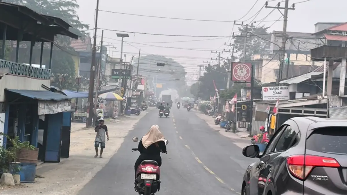DILEMA KABUT ASAP: Suasana salah satu kawasan di Kabupaten Balangan. Dinas Pendidikan belum mengeluarkan surat edaran penyesuaian jam belajar karena belum adanya data kualitas udara dari BPBD. 