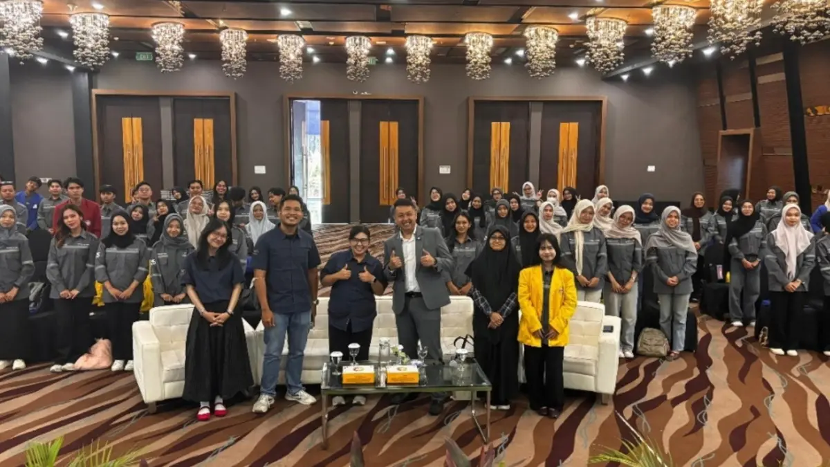 GENERASI MUDA: Foto bersama para mahasiswa penerima Beasiswa Arutmin dengan para narasumber usai mengikuti kegiatan pembinaan.