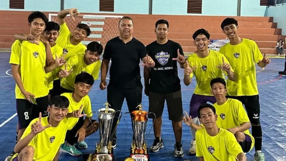JUARA: Skuad Munthe Junior berpose usai dinobatkan sebagai juara kategori U18 Turnamen Futsal Kemerdekaan Cup 2026 di Kotabaru.(dok Munthe FC)