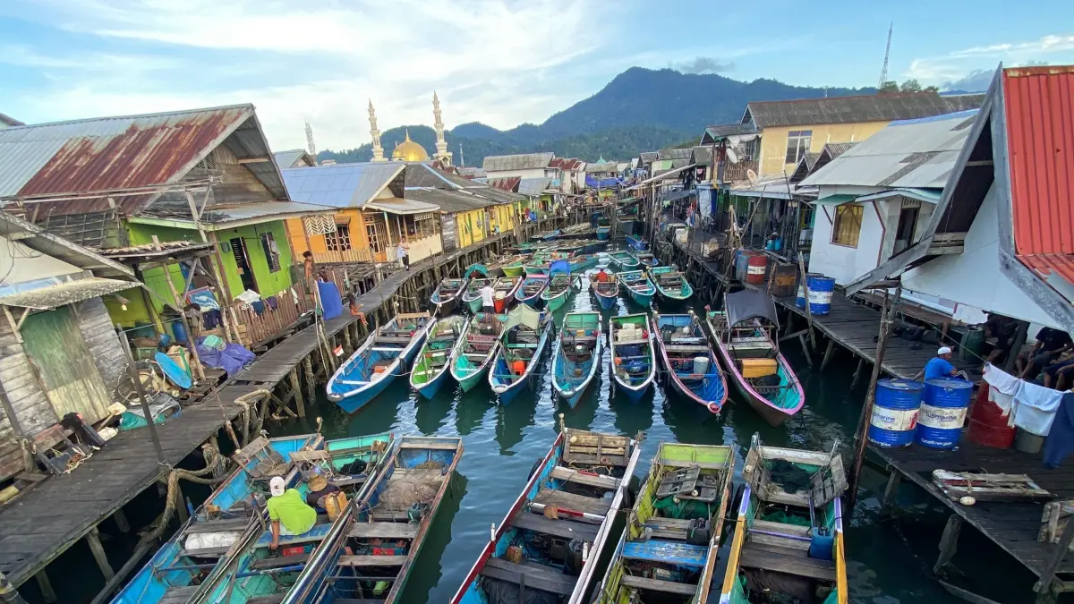 Kapal-kapal balapan nelayan bersandar di perairan Desa Rampa, Kotabaru. Nelayan setempat mengeluhkan mahalnya solar eceran yang mencapai Rp15 ribu per liter.
(Foto: Jumain/ Radar Banjarmasin)
