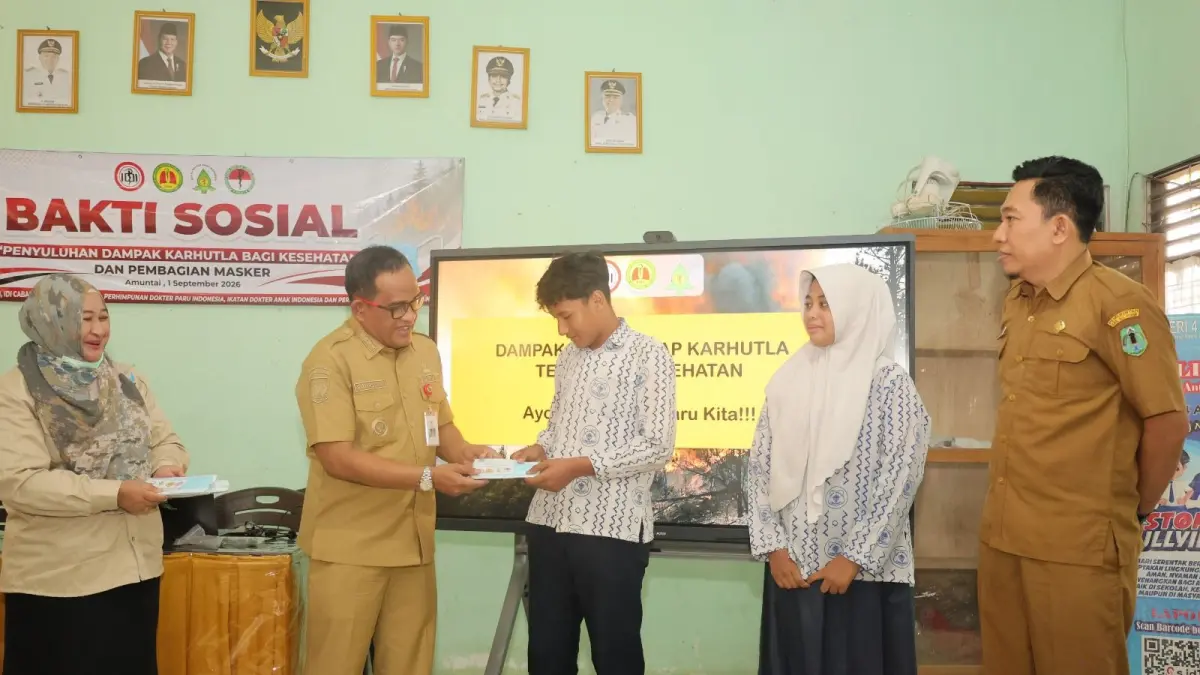 MOMEN: Bupati HSU, H Sahrujani membagikan masker dan mengedukasi pelajar SMPN 4 tentang bahaya asap karhutla serta pentingnya menjaga kesehatan. (Foto: Istimewa)