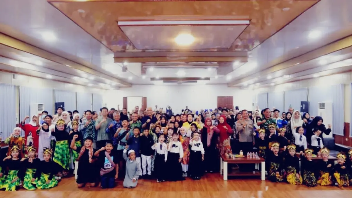 MOMEN:Wakil Bupati HSU, Hero Setiawan foto bersama usai membuka Pentas Merdeka Teater Musikal Anak di Aula BPKAD HSU, Senin (31/8/2026) malam. (Foto: Pemkab HSU)