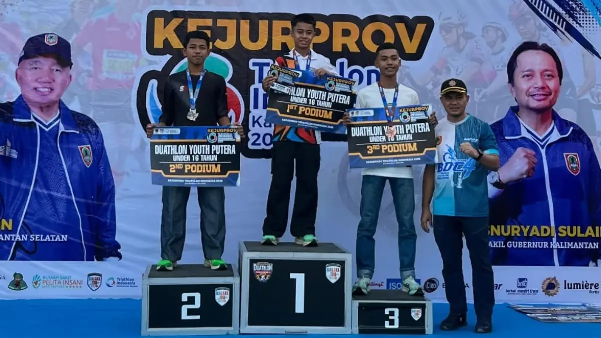 NAIK PODIUM: Dua atlet muda Kabupaten Balangan, Achmad Husain dan Muhammad Rizky Sayyid Ilmu Habibie usai menempati podium juara kategori duatlon pada Kejurprov FTI Kalsel 2026. (Foto: Ricky untuk Radar Banjarmasin)