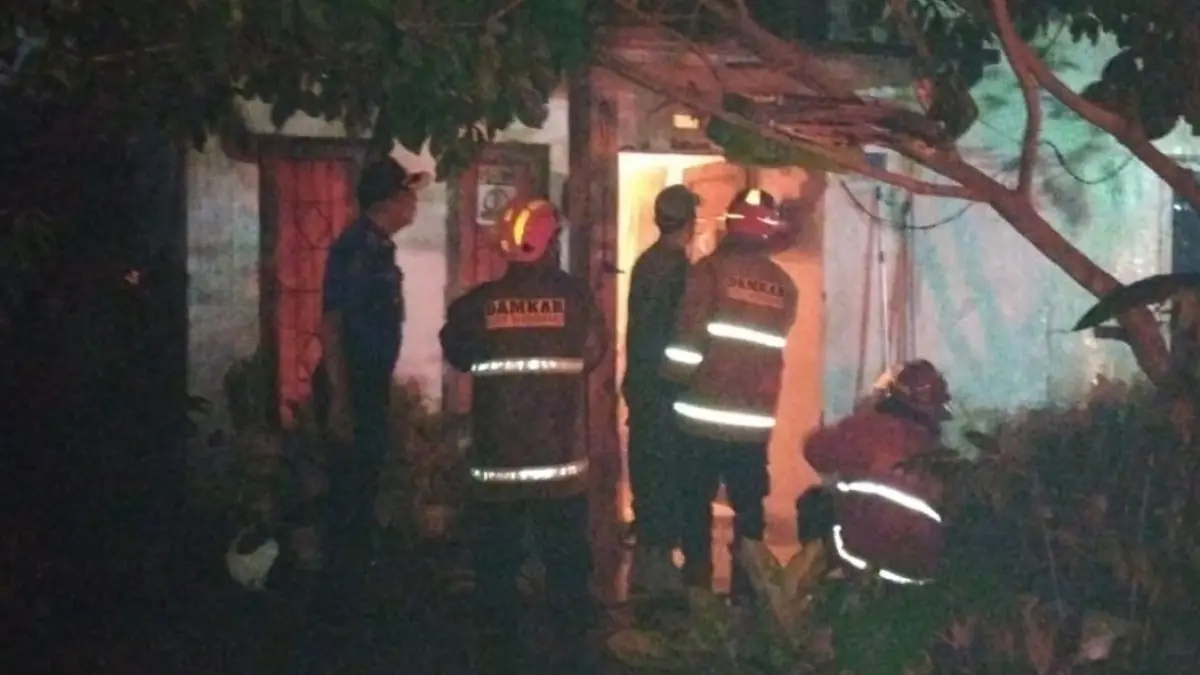 PADAMKAN: Pemadam Kebakaran Banjarbaru saat berjibaku memadamkan api yang melahap sebuah rumah di Guntung Payung.