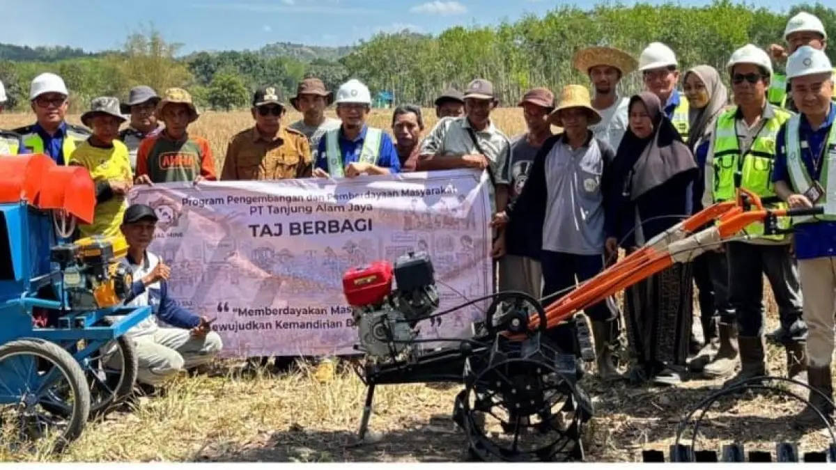 PEMBERDAYAAN MASYARAKAT: Dengan bantuan alat pertanian dari PT TAJ, diharapkan memudahkan pekerjaan para petani di Desa Mangkauk dalam menanam dan memanen padi. 