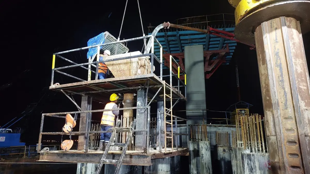 PENGECORAN BOREPILE: Pekerja melakukan pengecoran borepile P17 B8 pada progres pengerjaan fisik Jembatan Penghubung Pulau Kalimantan–Pulau Laut. (Foto: Dinas PUPR Kalsel)