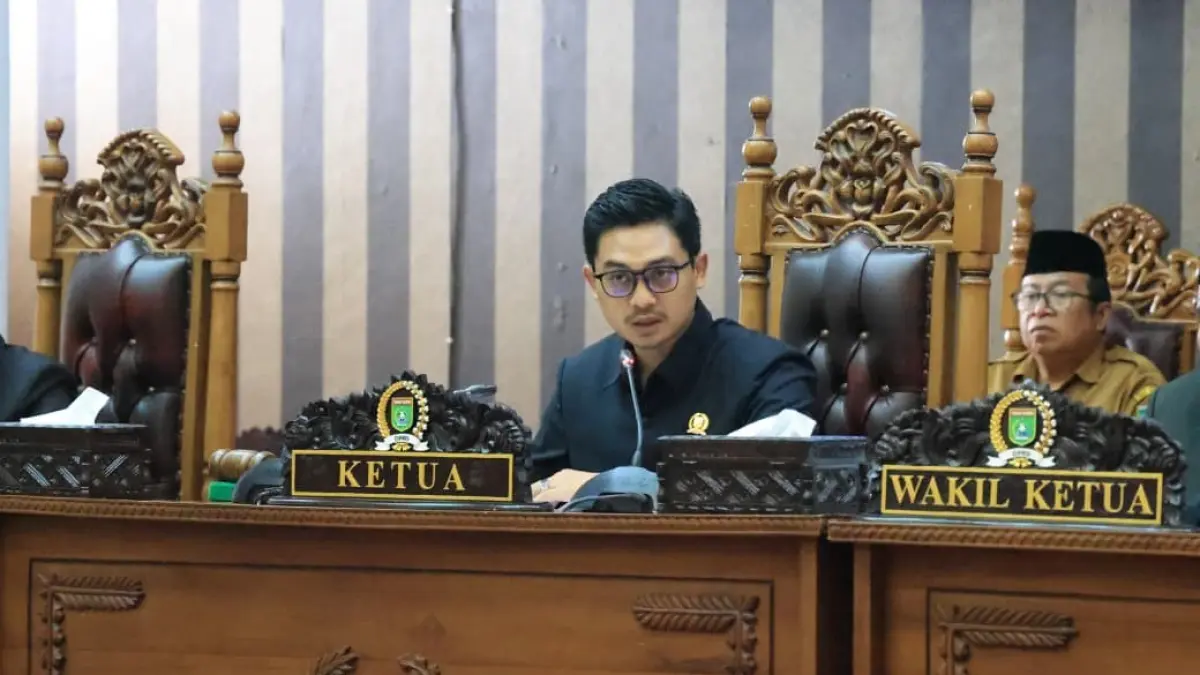 PIMPINAN: Ketua DPRD Andrean Atma Maulani saat memimpin sidang paripurna di Gedung DPRD Tanah Bumbu. 