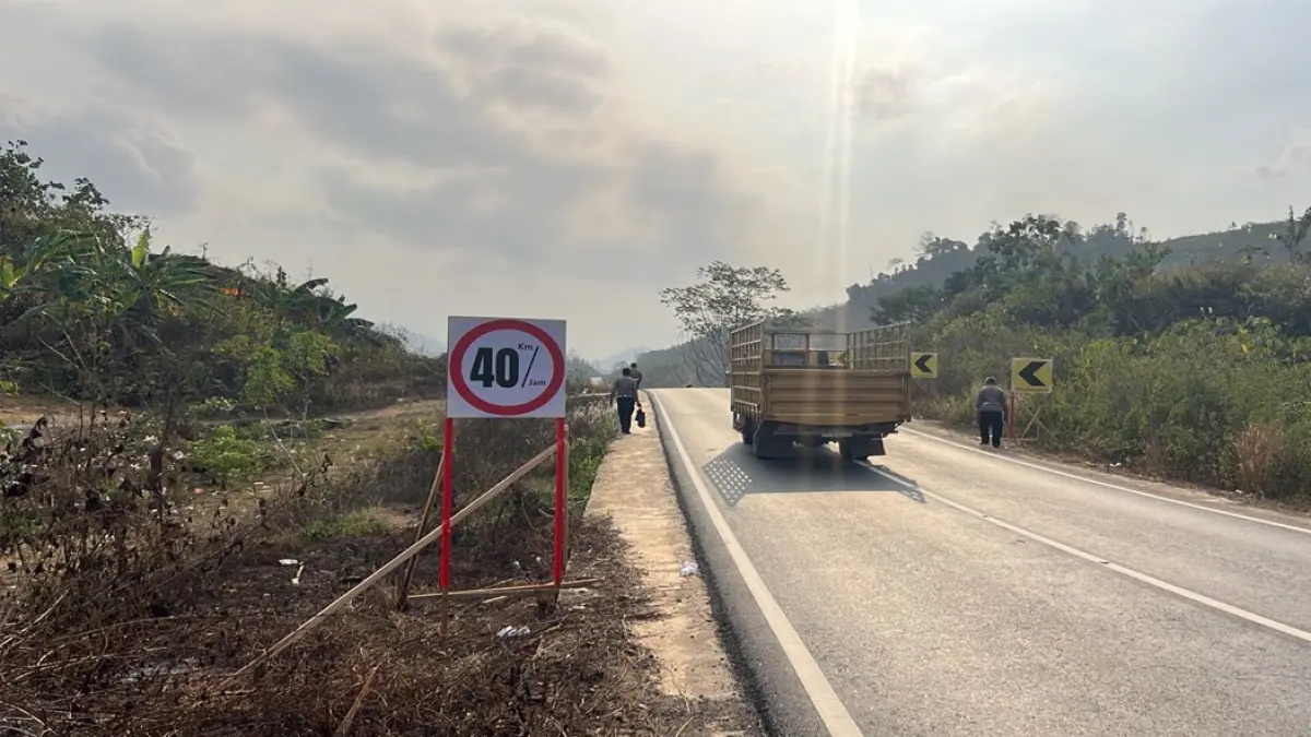 CEGAH LAKA: Rambu batas kecepatan dan chevron terpasang di kawasan rawan kecelakaan Km 71,5 Mantewe, Tanah Bumbu agar dipatuhi pengendara. 