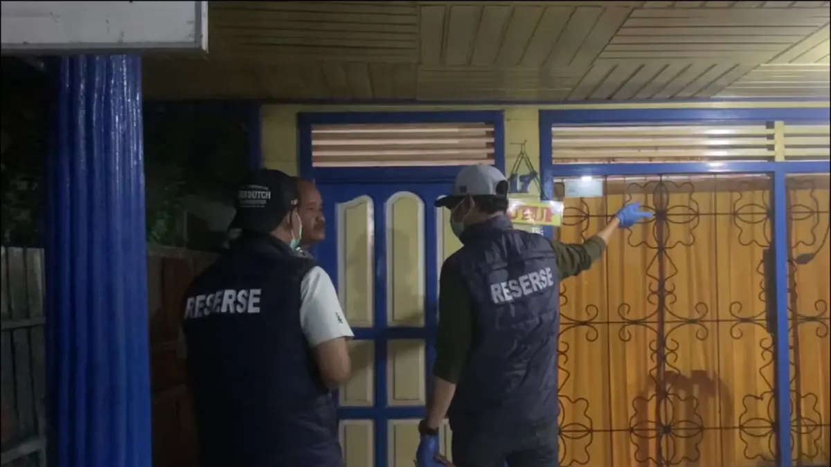 Polisi melakukan olah TKP di rumah WMJ, perempuan 70 tahun yang ditemukan meninggal dunia di Jalan Sukaramai, Martapura. (FADLAN ZAKIRI/RADAR BANJARMASIN)