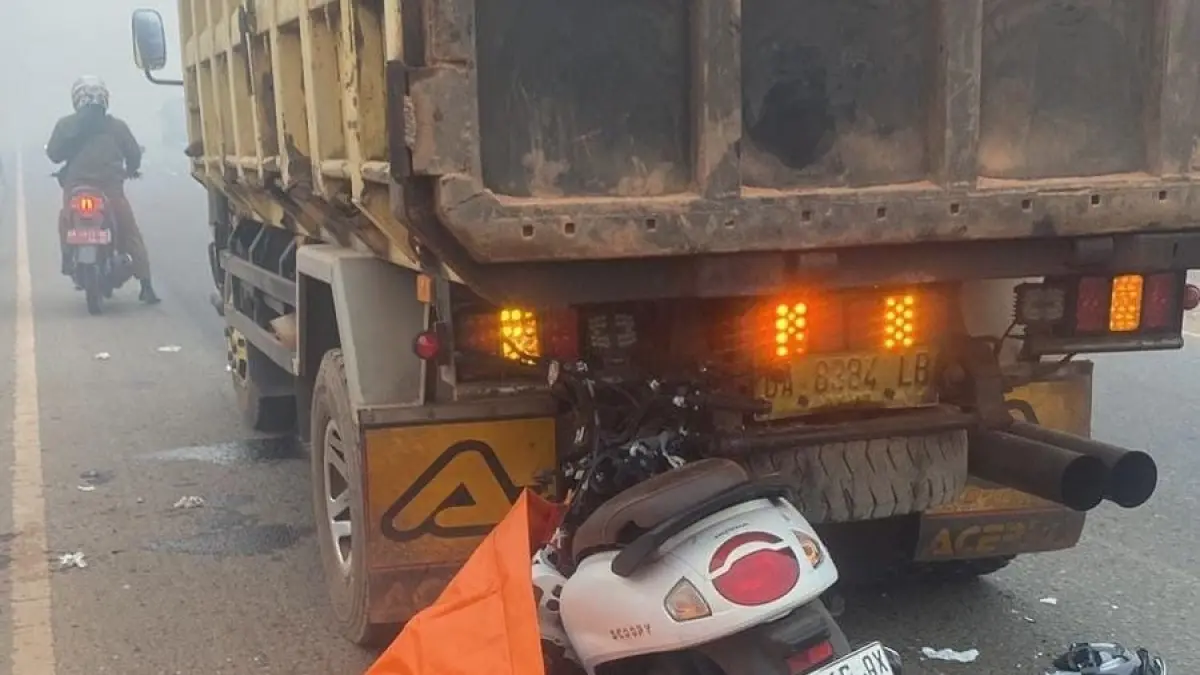 TABRAK TRUK:Kecelakaan maut terjadi di Jalan Gubernur Soebardjo, Kecamatan Gambut, Senin (31/8) pagi. Pengendara motor tewas setelah diduga menabrak bagian belakang truk dump saat kawasan diselimuti kabut asap. (Foto: Grup emergency Martapura)