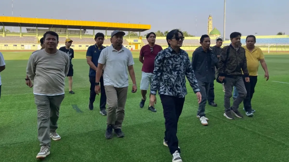 TINJAU: Wakil Gubernur Kalsel H. Hasnuryadi Sulaiman meninjau Stadion 17 Mei Banjarmasin didampingi Kepala Dinas PUPR Kalsel M. Yasin Toyib. (Foto: Dinas PUPR Kalsel)
