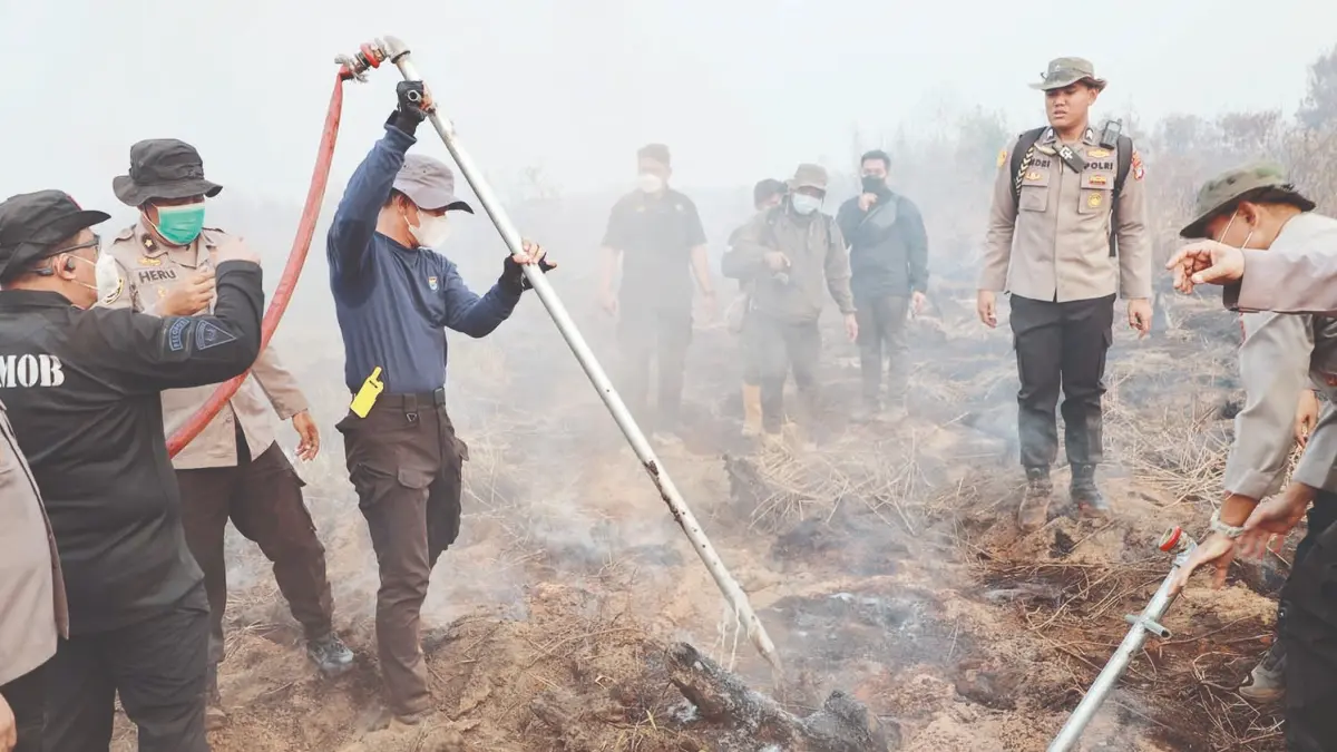 UJI COBA: Polda Kalsel uji cairan khusus berbahan dasar minyak nabati yang disuntikkan langsung ke dalam tanah untuk membantu memadamkan bara dan menurunkan suhu lahan gambut.
(Foto: HUMAS POLDA KALSEL)&nbsp;