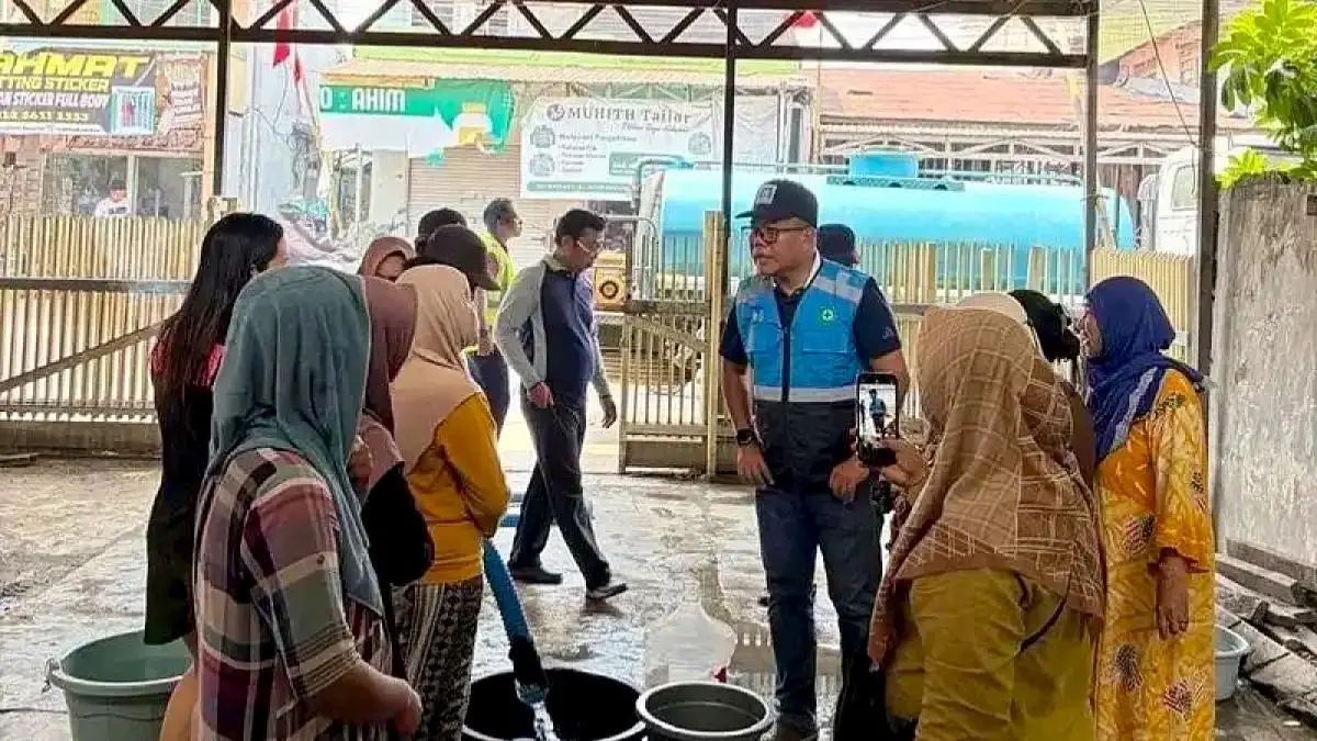 Warga yang mengalami kesulitan air bersih dapat meminta bantuan pasokan melalui layanan mobil tangki PAM Bandarmasih.(Dokumen Radar Banjarmasin)
