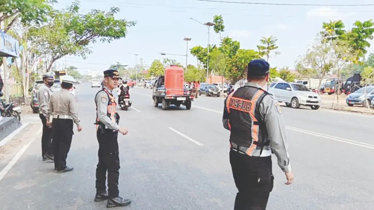 WASPADA: Sejumlah petugas Dinas Perhubungan (Dishub) &nbsp;memantau arus lalu lintas di salah satu ruas jalan di Banjarbaru, Senin (31/8).&nbsp;
(Foto: Dishub Kalsel untuk Radar Banjarmasin)&nbsp;