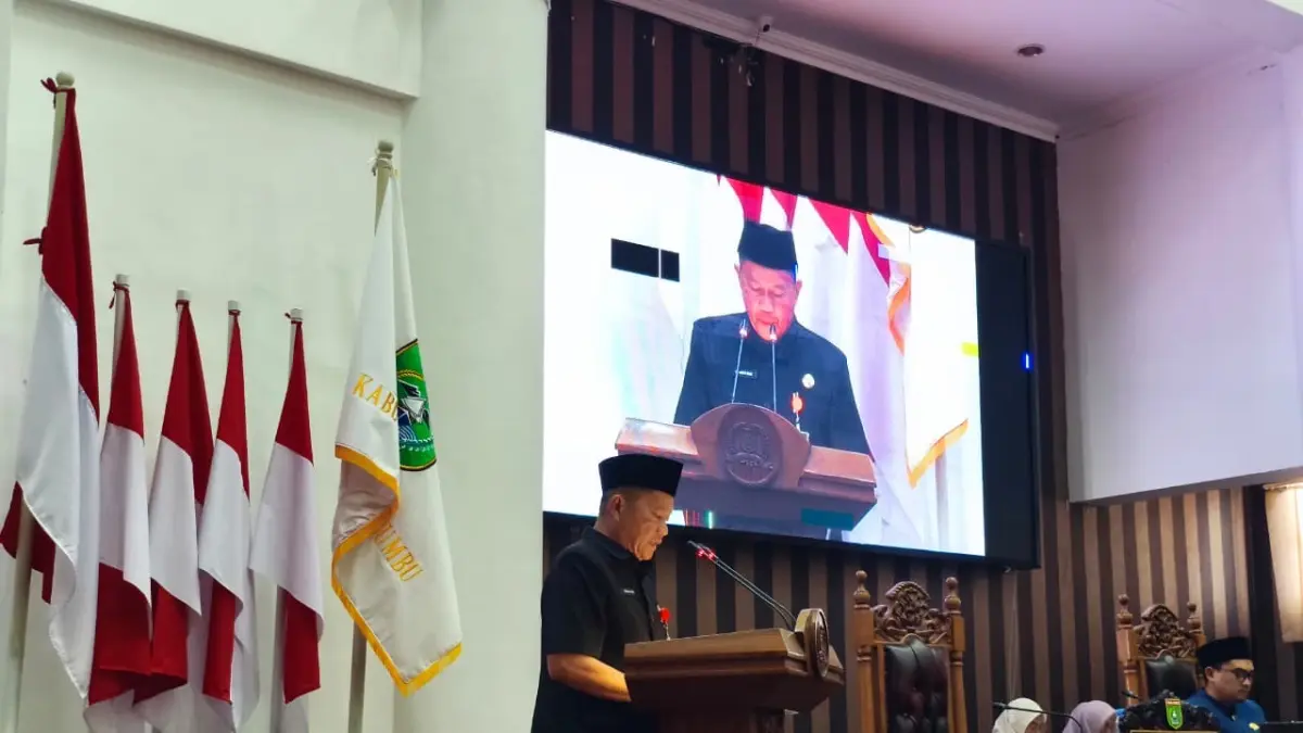 Asisten Ekonomi dan Pembangunan Setda Tanah Bumbu Eryanto Rais menyampaikan jawaban pemerintah daerah dalam rapat pembahasan Perubahan APBD 2026. (Foto: Zulqarnain/Radar Banjarmasin)