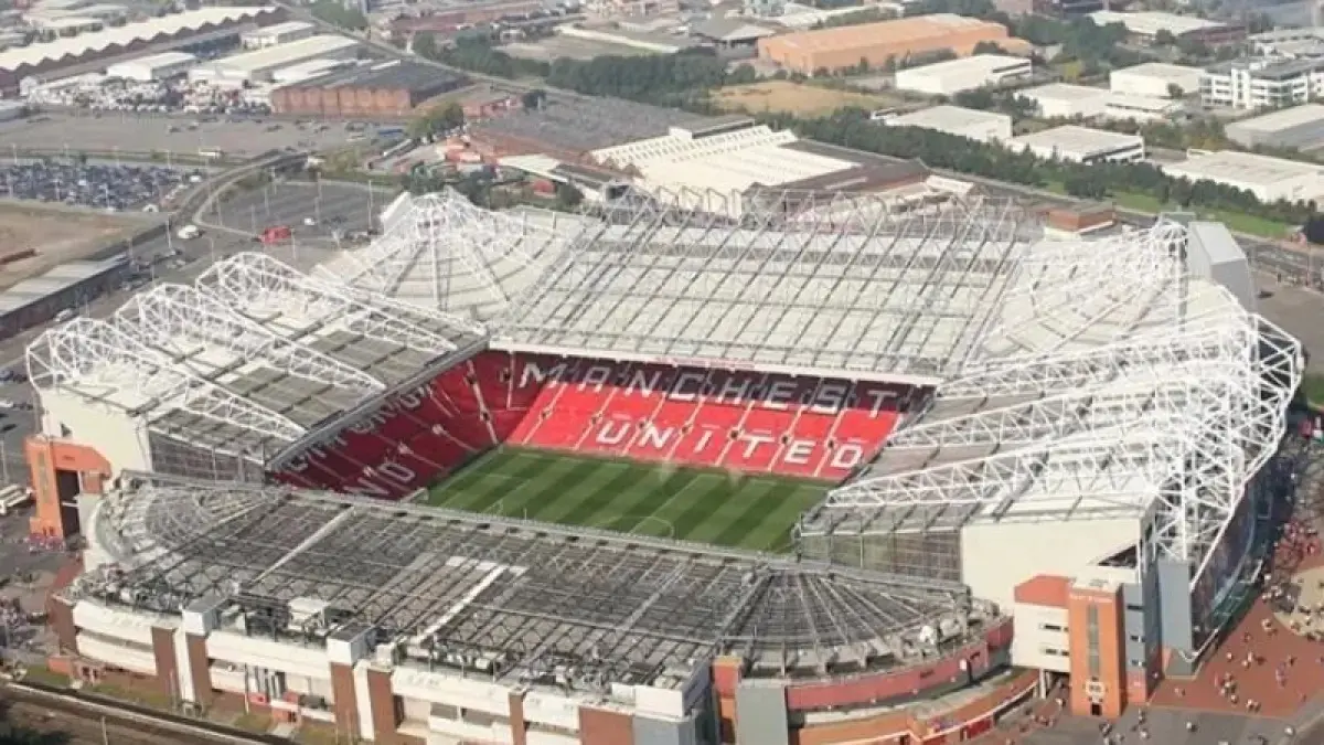 BOCOR LAGI: Atap Old Trafford bocor lagi, Manchester United kena sindir fans.
(ig @old.trafford.official)&nbsp;