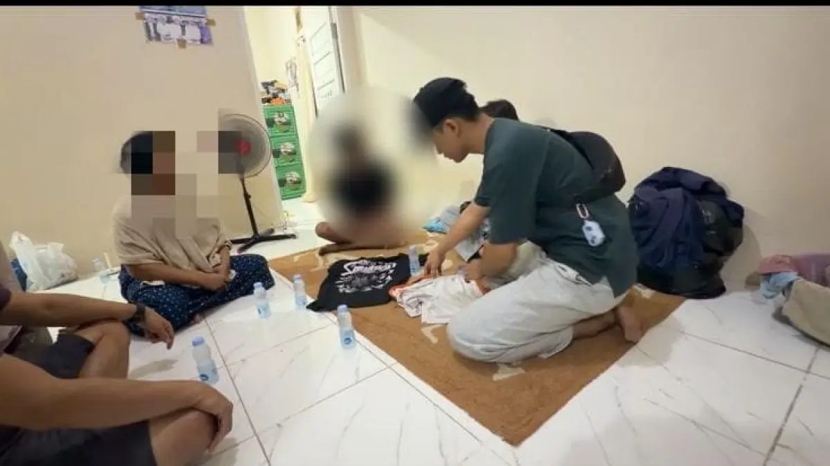 DIAMANKAN: Polisi mengamankan AI, pemuda yang diduga membakar lahan kosong di kawasan Jalan Pramuka, Banjarmasin Timur. (Foto: Istimewa)
