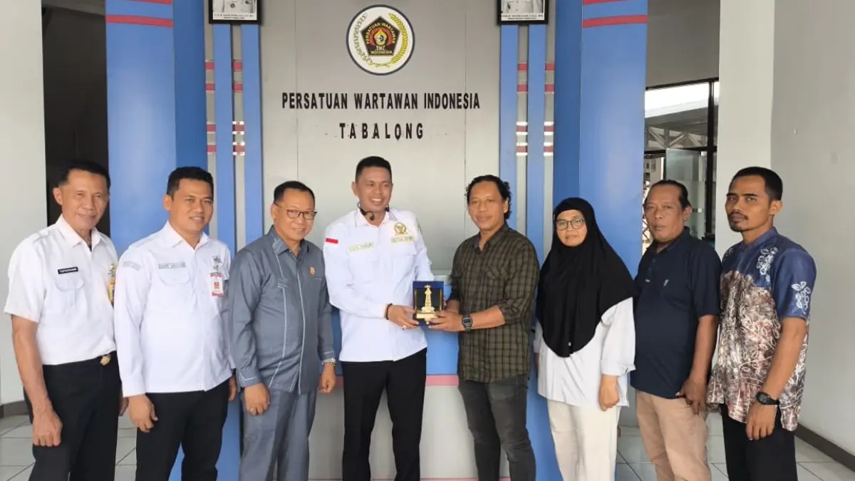 FOTO BERSAMA : Ketua DPRD Tabalong Riza Fahlipi dan Wakil Ketua DPRD Tabalong, H Mustafa, serta Sekretaris DPRD Tabalong Adi Fajar berpose bersama jajaran pengurus PWI Tabalong.

(Foto &nbsp;: Ibnu Dwi Wahyudi/ Radar Banjarmasin)