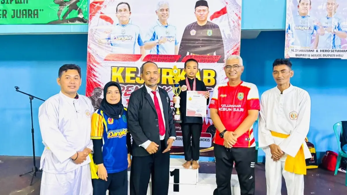 HADIAH: Wakil Bupati HSU Hero Setiawan menyerahkan hadiah kepada atlet berprestasi pada Kejurkab Pencak Silat di GOR Raga Buana Karias dalam rangka HUT ke-81 Kemerdekaan. (Foto: Pemkab HSU)