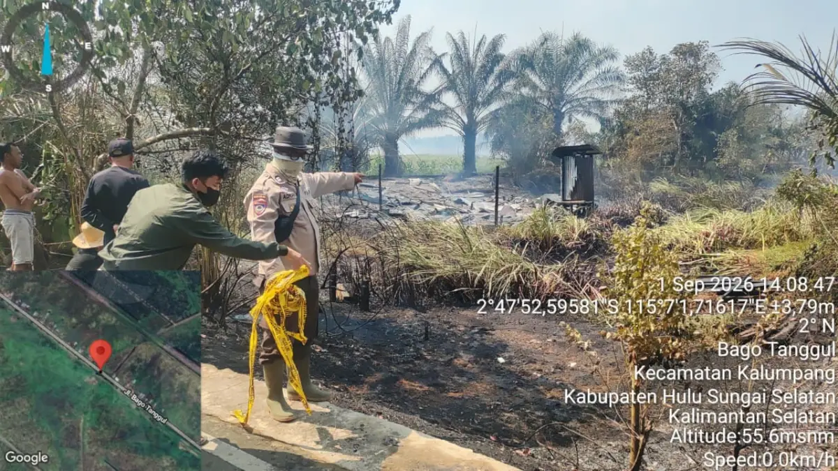 IDENTIFIKASI: Personel Polsek Kalumpang memeriksa rumah warga di Desa Bago Tanggul yang hangus diduga akibat rembetan karhutla. (Foto: Polsek Kalumpang)