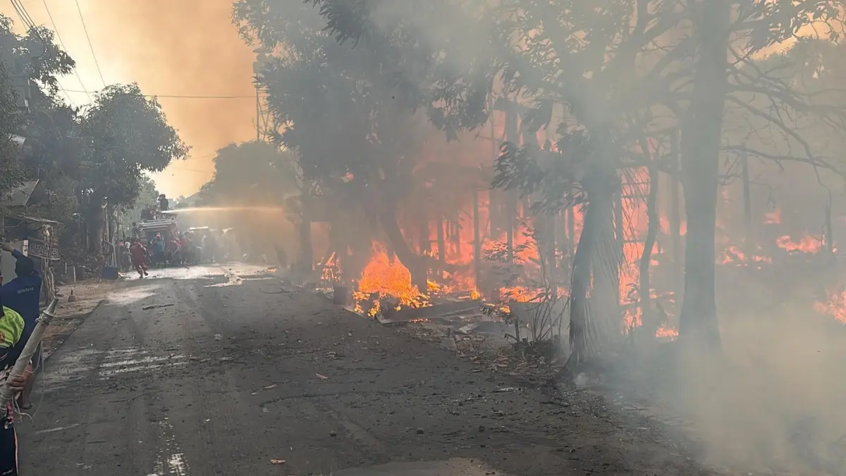 KEBAKARAN: Petugas berjibaku memadamkan api yang melanda permukiman Desa Rantau Bujur Hulu, Sungai Tabukan, HSU, Rabu (2/9/2026). Pemadaman terkendala minimnya sumber air akibat kemarau. (Foto: Damkar HSU)