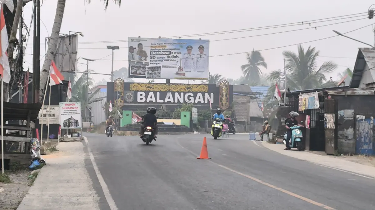 KEMBALI BERBAHAYA: Konsentrasi polutan melonjak tajam menembus angka 794,5 mikrogram per meter kubik dan membahayakan warga yang beraktivitas di luar rumah. (M Dirga/ Radar Banjarmasin)