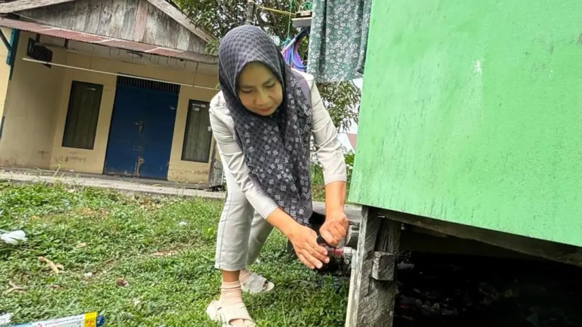 KERING: Warga Gang Gondang Mas, Kuin Cerucuk, Banjarmasin Barat memperlihatkan keran air yang mati total setelah sebelumnya mengalami tekanan rendah. (Foto: Zulvan Rahmatan/Radar Banjarmasin)