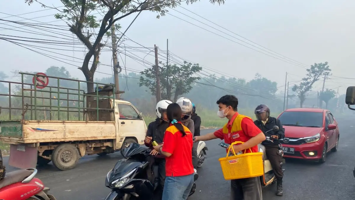 MASKER: Alfamart membagikan masker dan vitamin kepada masyarakat.(Foto-foto: Alfamart)&nbsp;