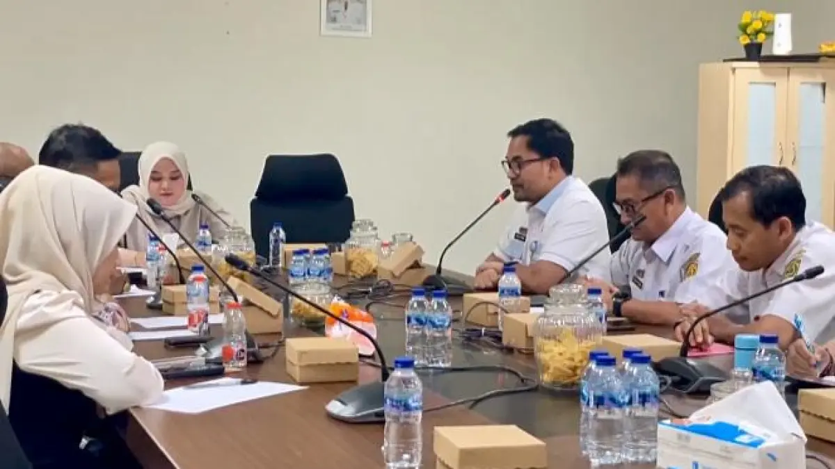 MENDORONG: Aktivitas guru dan siswa di salah satu sekolah di Banjarmasin. DPRD mendorong screening terhadap tenaga pendidik sebagai upaya mencegah kekerasan dan pelecehan seksual di lingkungan sekolah.(Foto: Endang Syarifuddin/Radar Banjarmasin)