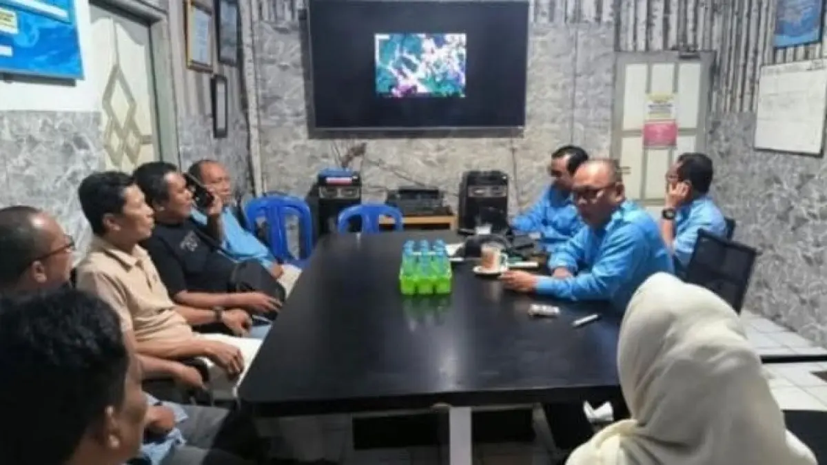 MENGELUH: Warga Jalan Pembibitan Kompleks Silver saat mendatangi kantor PDAM Kotabaru untuk menyampaikan keluhan terkait distribusi air bersih yang tak mengalir.
Foto: Foto Foto status WhatsApp Karyawan PDAM Kotabaru.&nbsp;