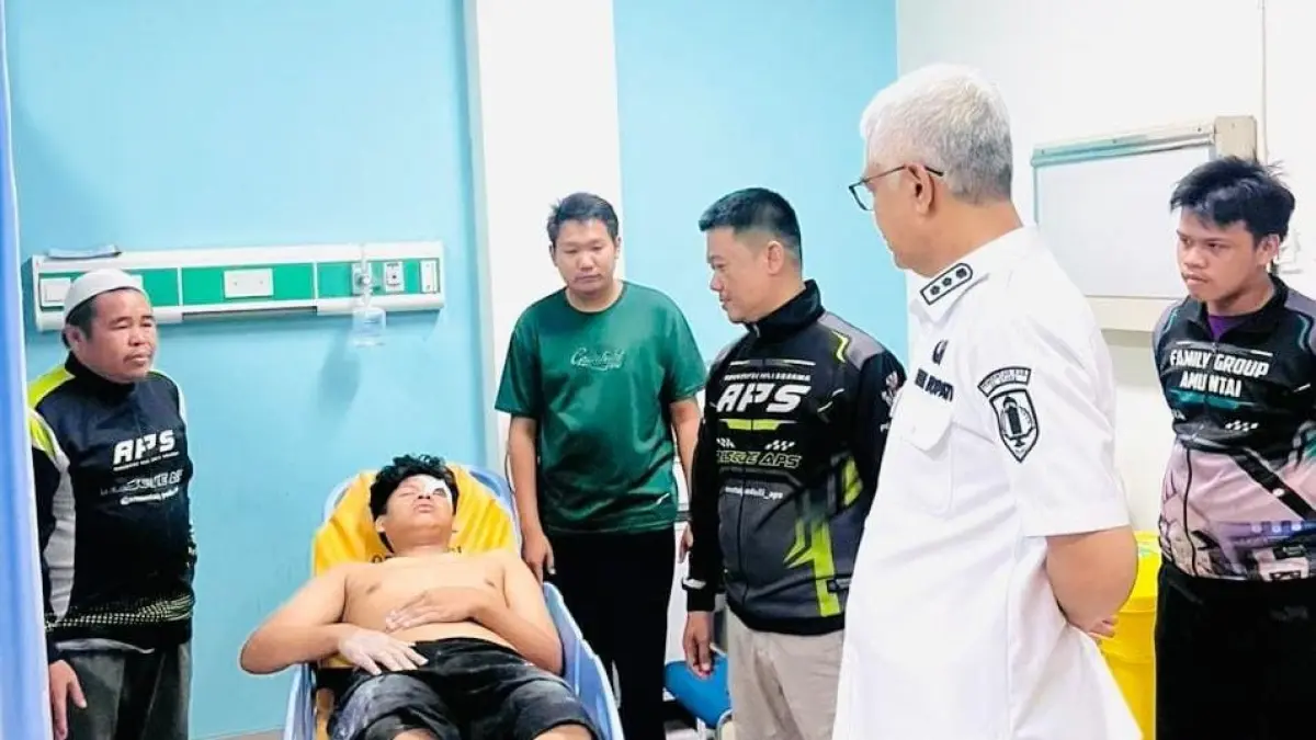 MENJENGUK: Wakil Bupati HSU Hero Setiawan melihat kondisi relawan pemadam kebakaran yang mengalami kecelakaan saat menuju lokasi kebakaran di Desa Rantau Bujur, Kecamatan Sungai Tabukan, Rabu (2/9/2026). (Foto: Istimewa)
