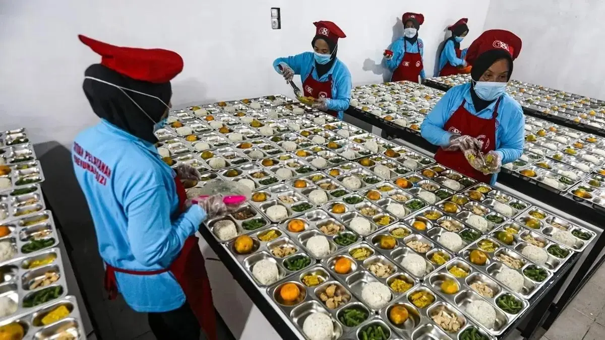 MENYAJIKAN: Ilustrasi aktivitas di sebuah dapur MBG. Pemerintah menutup permanen 455 Satuan Pelayanan Pemenuhan Gizi (SPPG). (Jawa Pos)