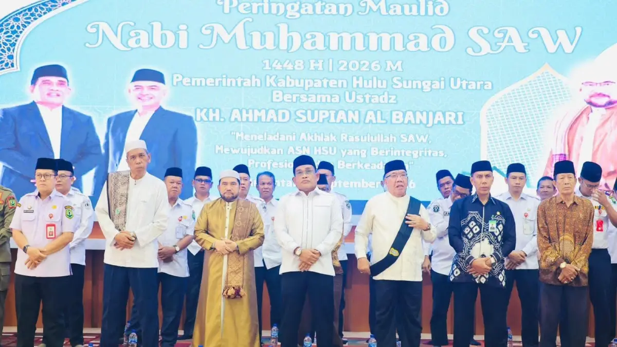MOMEN: Bupati HSU, H Sahrujani bersama Sekda HSU, H Adi Lesmana dan jajaran ASN mengikuti peringatan Maulid Nabi Muhammad SAW 1448 H di Amuntai, Rabu (2/9/2026).(Foto: Pemkab HSU)