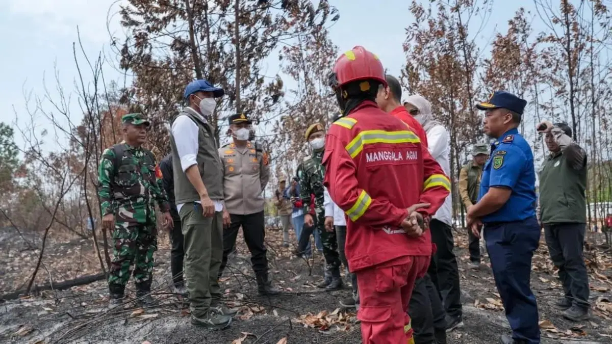 PADAMKAN API; Menteri Kehutanan (Menhut) Raja Juli Antoni meninjau langsung penanganan kebakaran hutan dan lahan (Karhutla) di Kabupaten Berau, Kalimantan Timur, Rabu (26/8). (Istimewa)