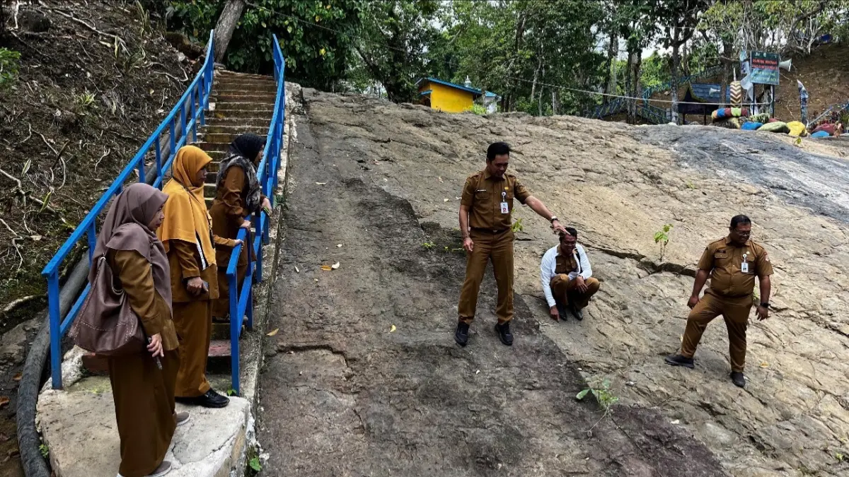 Peninjauan langsung Geosite Tumpang 2, salah satu kawasan yang masuk dalam pengembangan Geopark Saijaan Bersujud. (Foto: Prokopim Setda Kotabaru)