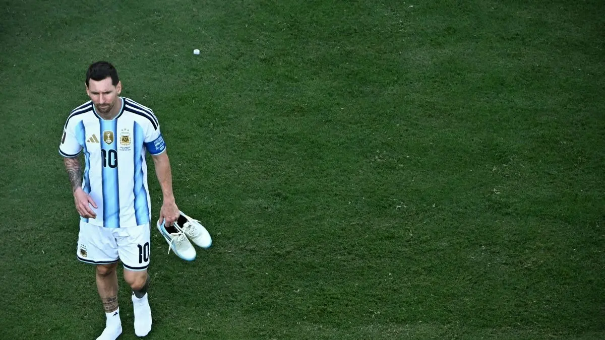 PENSIUN: Ekspresi Lionel Messi, seusai Argentina kalah dari Spanyol pada pertandingan final Piala Dunia 2026 di Stadion New Jersey, Rutherford, pada 19 Juli 2026.&nbsp;
(JEWEL SAMAD/AFP)