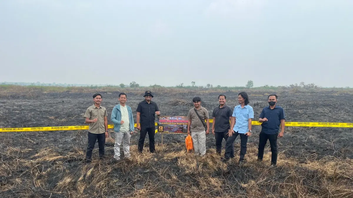 Salah satu area bekas kebakaran lahan di wilayah Kabupaten Balangan yang kini disegel dengan garis polisi dan papan informasi penyelidikan oleh jajaran Polres Balangan. (Ferry untuk Radar Banjarmasin)