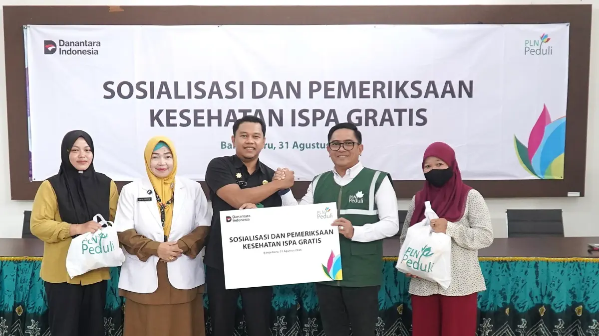 SIMBOLIS: Penyerahan bantuan dari Program Tanggung Jawab Sosial Lingkungan (TJSL) PLN UID Kalselteng kepada warga terdampak asap karhutla di Kelurahan Guntung Manggis, Banjarbaru.(Foto-foto: PLN UID Kalselteng)&nbsp;&nbsp;