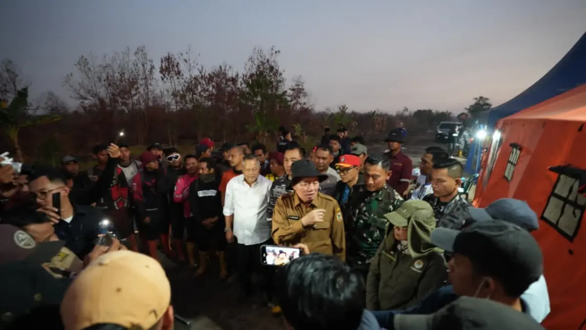 TANGANI KARHUTLA: Gubernur Kalsel, H Muhidin menemui para relawan di kawasan Hutan Lindung Liang Anggang.(Foto: Biro Adpim Pemprov Kalsel) 