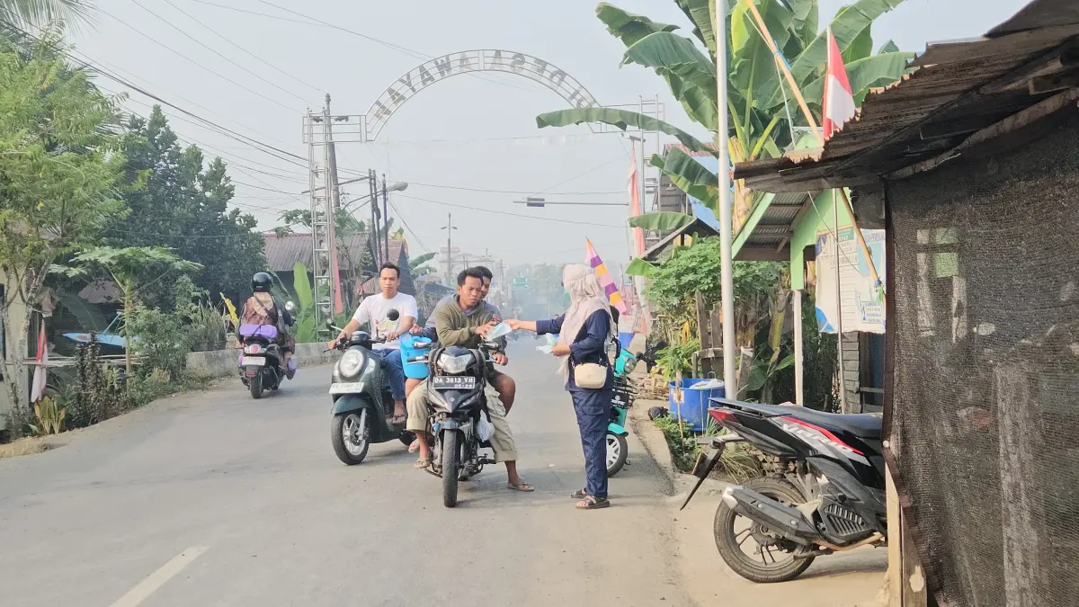 Tenaga kesehatan dari Puskesmas Awayan turun ke jalan untuk membagikan masker pelindung pernapasan sebagai respons atas melonjaknya kasus ISPA akibat kepungan kabut asap sisa kebakaran lahan di Kabupaten Balangan. (Yanti untuk Radar Banjarmasin)