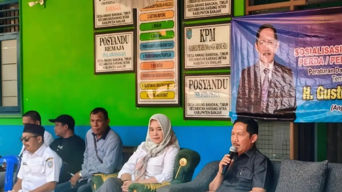 Anggota DPRD Kalsel H Gusti Abidinsyah saat menjelaskan peran Perangkat Desa dalam menyosialisasikan Perda Nomor 4 Tahun 2016 tentang Pemberdayaan Masyarakat dan Desa di Desa Awang Bangkal Timur, Kecamatan Karang Intan, Rabu (2/9/2026). (FAFLAN. ZAKIRI/RADAR BANJARMASIN)