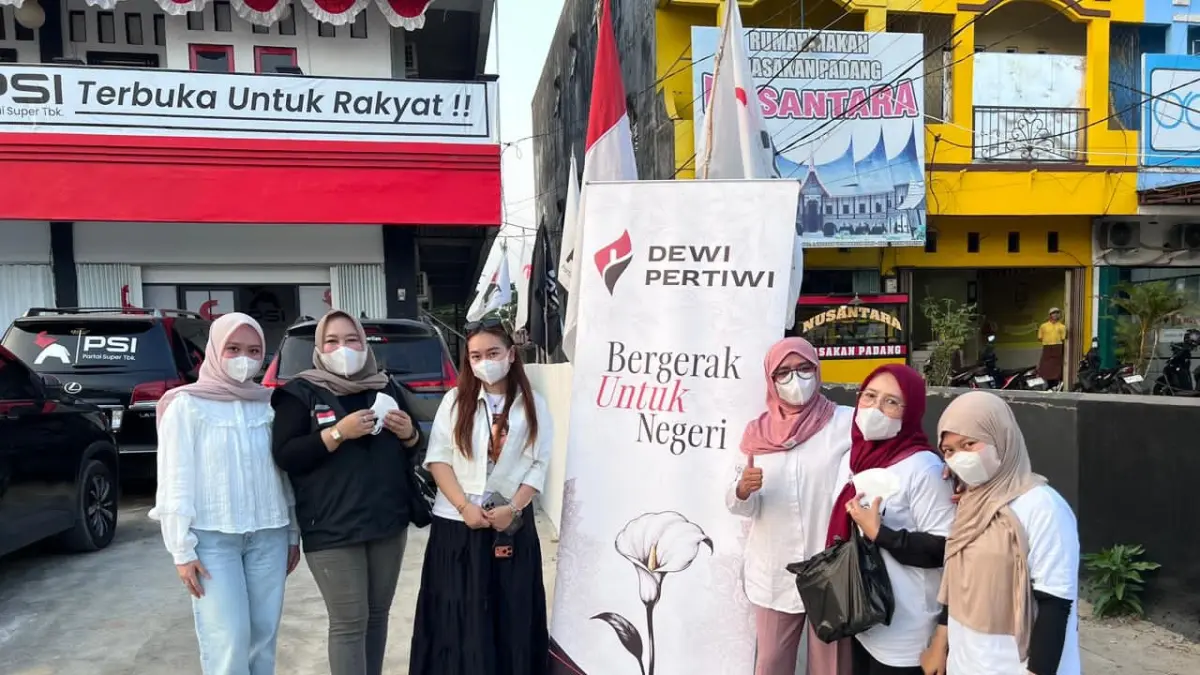 BANTU WARGA: Dewi Pertiwi Kalsel turut hadir langsung membantu masyarakat dengan membagikan masker dan makanan gratis.(Foto: PSI Kalsel untuk Radar Banjarmasin)