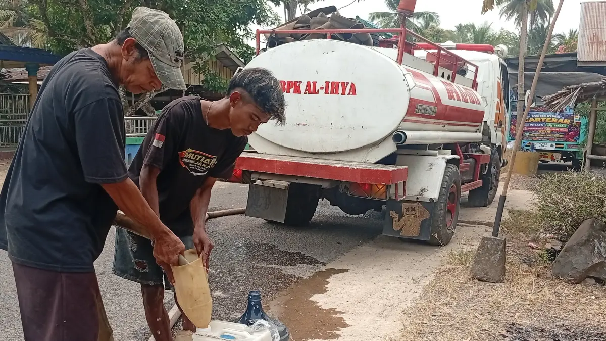 BANTUAN AIR BERSIH: Pemerintah Desa Gumbil menyalurkan air bersih untuk warganya menggunakan tangki BPK Al-Ihya. (Foto: M Padil Ihsan/Radar Banjarmasin)&nbsp;