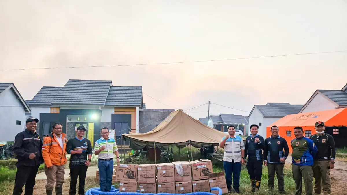 BANTUAN: Government Relations Department Head PT Adaro Indonesia, M Antoni Kurniawan saat menyerahkan pompa bantuan karhutla kepada jajaran Dinas Kehutanan Kalsel.