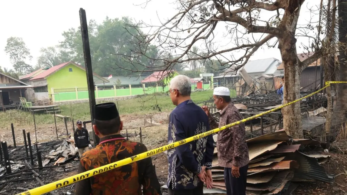 BANTUAN: Wakil Bupati HSU Hero Setiawan datang dan menyerahkan bantuan kepada warga korban kebakaran di Desa Rantau Bujur, Kecamatan Sungai Tabukan, Kamis (3/9/2026). (Foto: Istimewa)